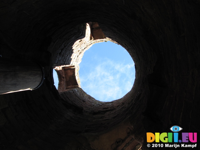 SX16582 View up to blue sky from tower at Goodrich castle